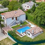 Дом отдыха In Pazin With Private Pool Lindar