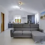 Дом отдыха In Pazin With Private Pool Lindar