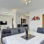 In Pazin With Private Pool Дом отдыха Lindar