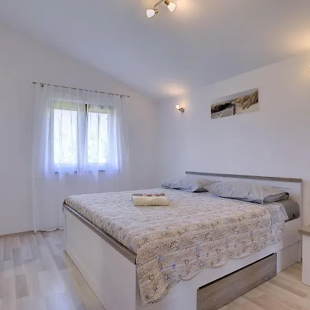 In Pazin With Private Pool * Lindar