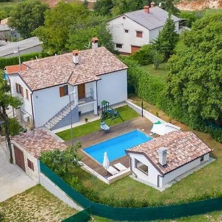 Feriehus In Pazin With Private Pool Lindar