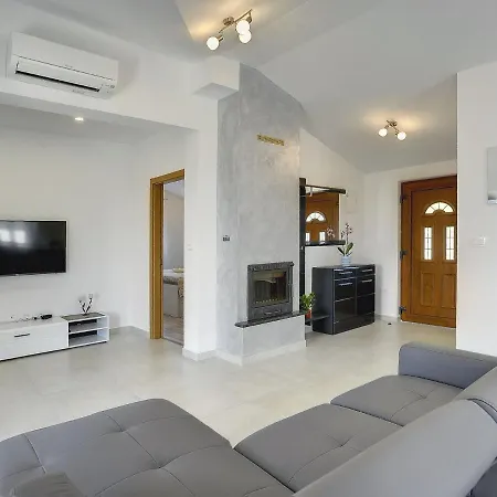 Modern With Pool In Pazin Lindar