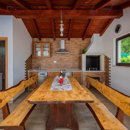 Modern With Pool In Pazin Lindar