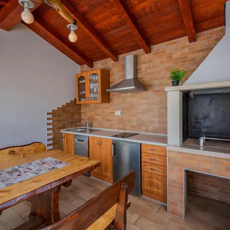 Modern With Pool In Pazin Lindar