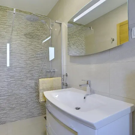 Modern With Pool In Pazin Lindar